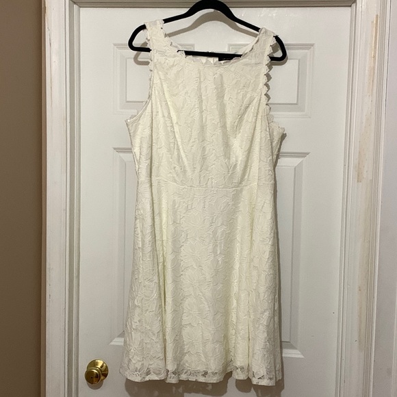 City Studio- size 20 - Macy’s - cream floral lace dress. Fully lined - Picture 1 of 5